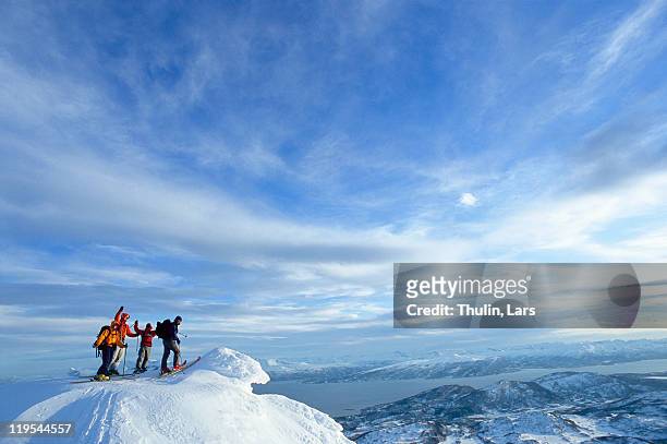 distant view of climbers on mountain - bergsteiger gipfel stock-fotos und bilder