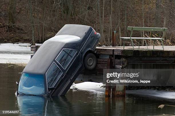 car in lake - sinking stockfoto's en -beelden