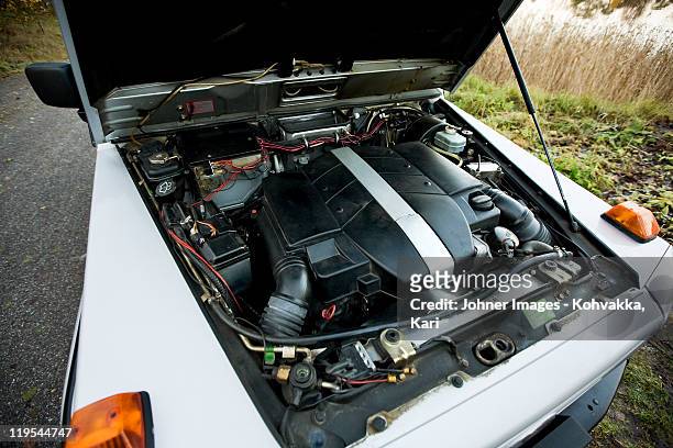 open car bonnet showing engine - capô de carro imagens e fotografias de stock