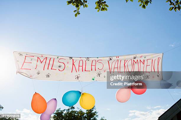 welcome banner with balloons against blue sky - banderole stockfoto's en -beelden