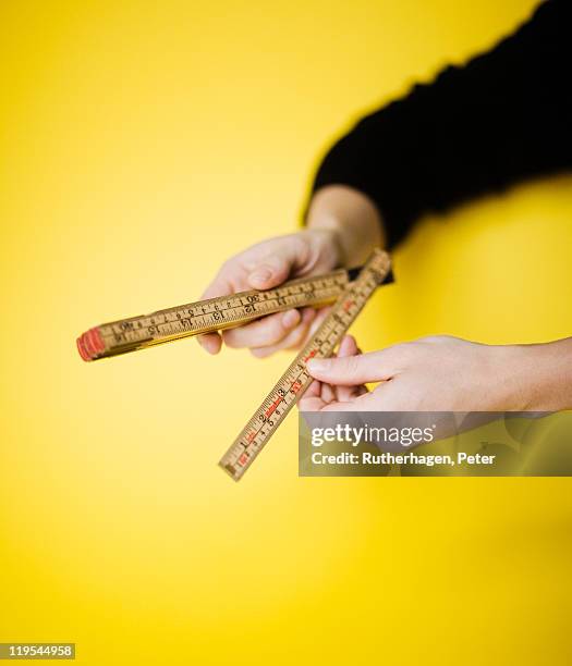 woman holding tape measure - duimstok stockfoto's en -beelden