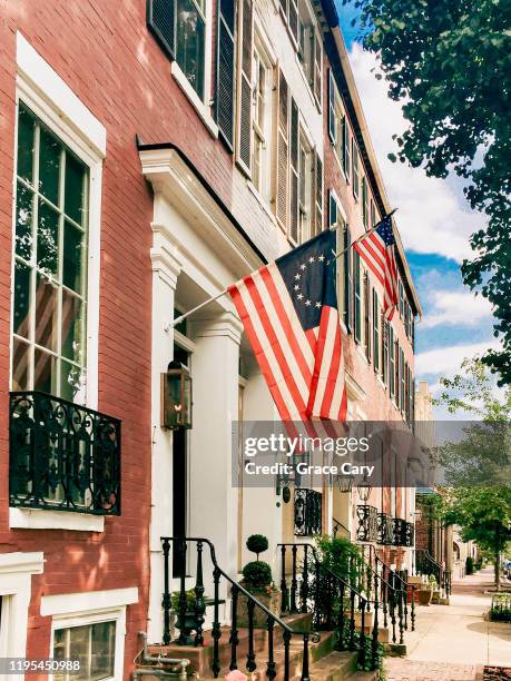 row of townhouses in old town alexandria, virginia - alexandria virginia stockfoto's en -beelden