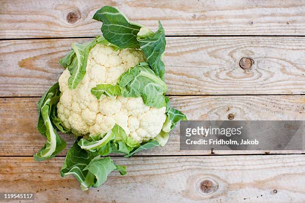 overhead view of cauliflower on wooden table - califlower stock pictures, royalty-free photos & images