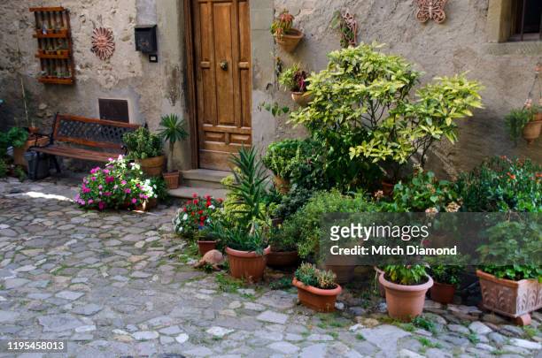 rustic medieval courtyard in anghiari italy - anghiari bildbanksfoton och bilder