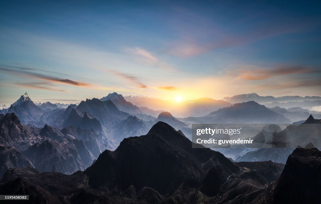 Luftaufnahme der nebligen Berge bei Sonnenaufgang