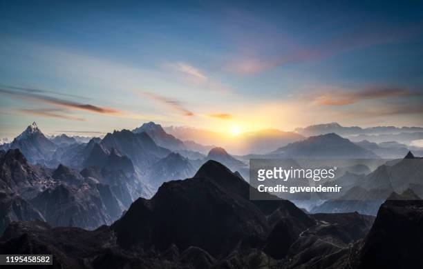 vista aerea delle montagne nebbiose all'alba - alba crepuscolo foto e immagini stock