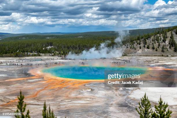 grand prismatic spring pool - yellowstone photos et images de collection