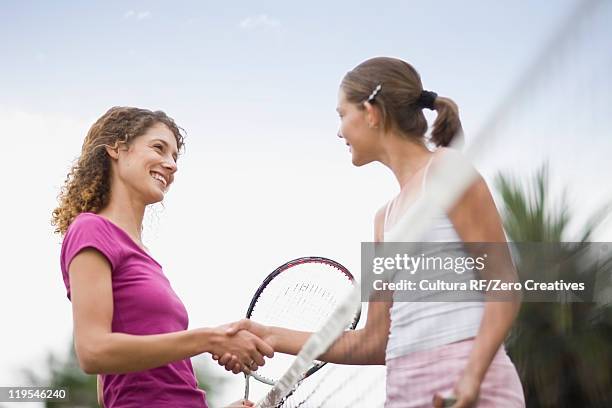 girls shaking hands on tennis court - reconciliation - fotografias e filmes do acervo