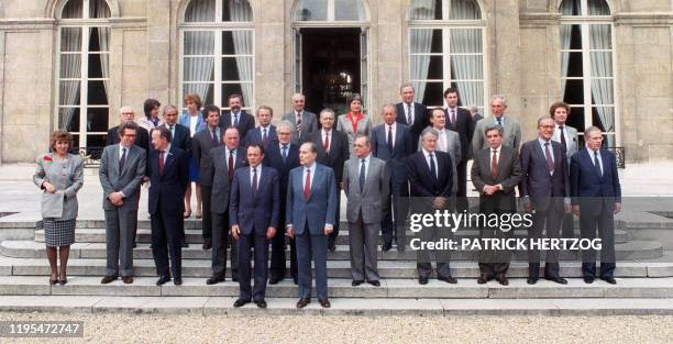 Président de la République François Mitterrand et son nouveau Premier Ministre Michel Rocard posent le 13 mai 1988, coté jardin du palais de...