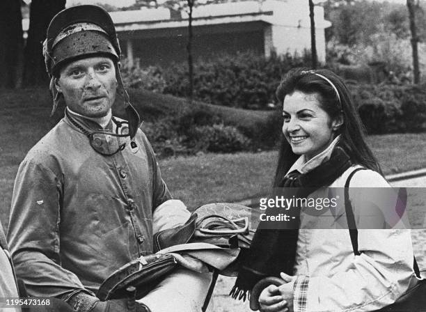 Photo prise le 28 décembre 1985 de Me Jacques Perrot , en tenue de jockey, et de son épouse Darie Boutboul à Paris. La mère de Darie, Marie-Elizabeth...