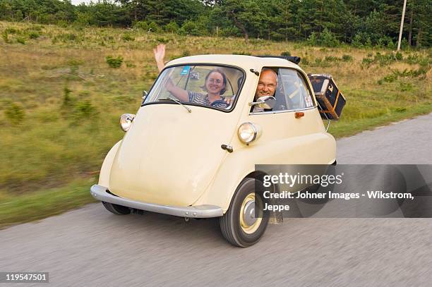 trip in small vintage car - vintage memorial day imagens e fotografias de stock