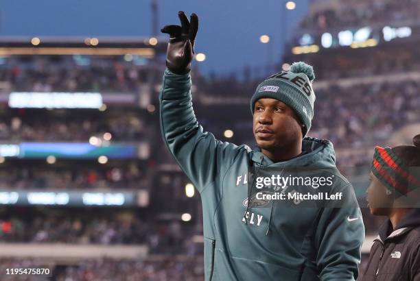 Darren Sproles of the Philadelphia Eagles waves to fans during the game between the Dallas Cowboys and the Philadelphia Eagles at Lincoln Financial...