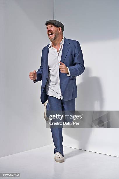 man laughing and running against white background - homme en pied fond blanc photos et images de collection