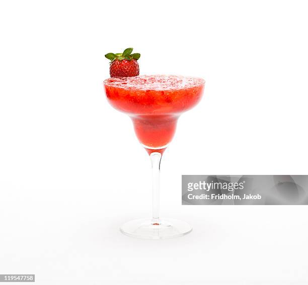 strawberry cocktail - cocktail isolated stock-fotos und bilder