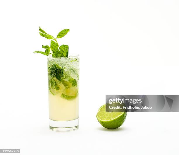 mojito with fresh mint leaves and lime on crushed ice - cocktail isolated stock-fotos und bilder