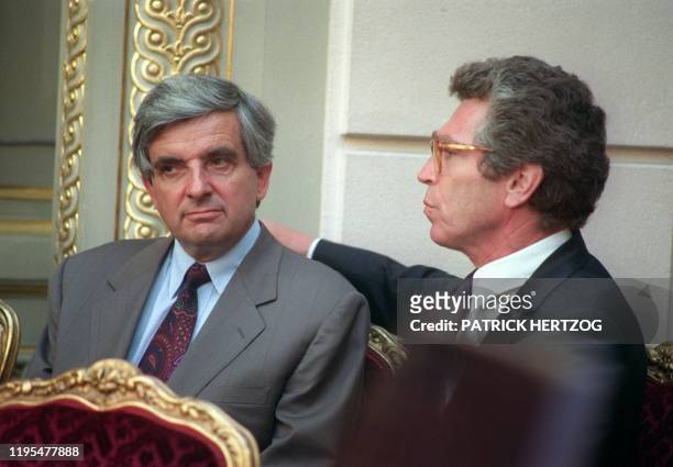 Le ministre de la Défense Jean-Pierre Chevènement et le ministre de l'Intérieur Pierre Joxe assistent à la conférence de presse du président de la...
