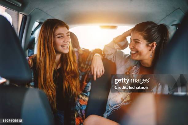 deux filles sur la banquette arrière d'une part de tour à buenos aires - taxi cab photos et images de collection