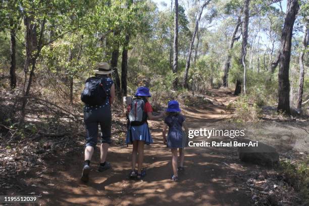 australian family hiking to granite skywalk castle rock in south western australia - albany western australia photos et images de collection