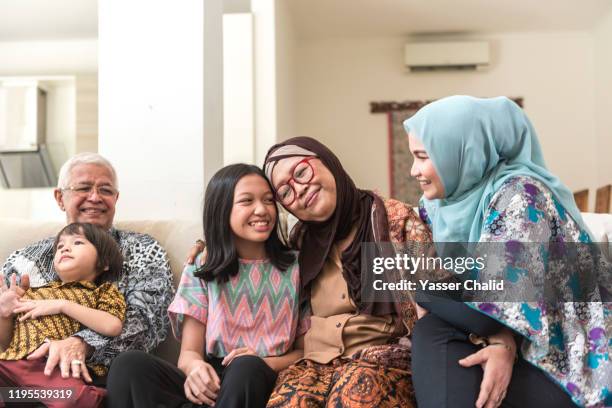 big family gathering - muslim family foto e immagini stock