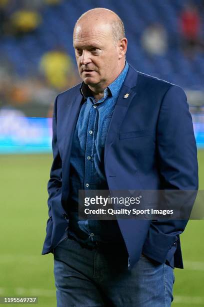 Pepe Mel, head coach of Las Palmas looks on during the match between Las Palmas and Rayo Vallecano at Estadio Gran Canaria on December 21, 2019 in...