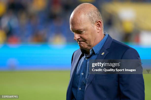 Pepe Mel, head coach of Las Palmas looks on during the match between Las Palmas and Rayo Vallecano at Estadio Gran Canaria on December 21, 2019 in...