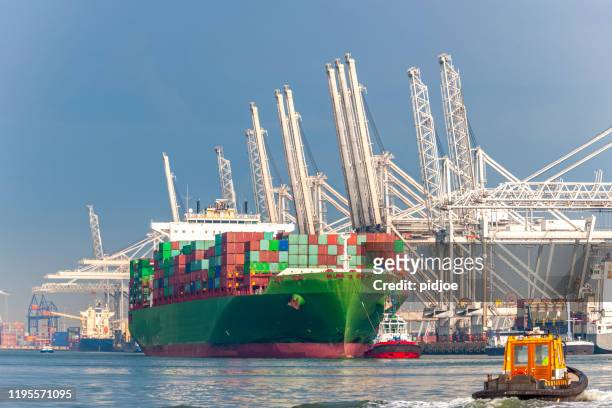 carico nave portacontainer carico in molo commerciale - rotterdam port foto e immagini stock