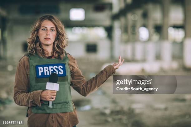 年輕的女士報告從戰區現場 - tv reporter 個照片及圖片檔