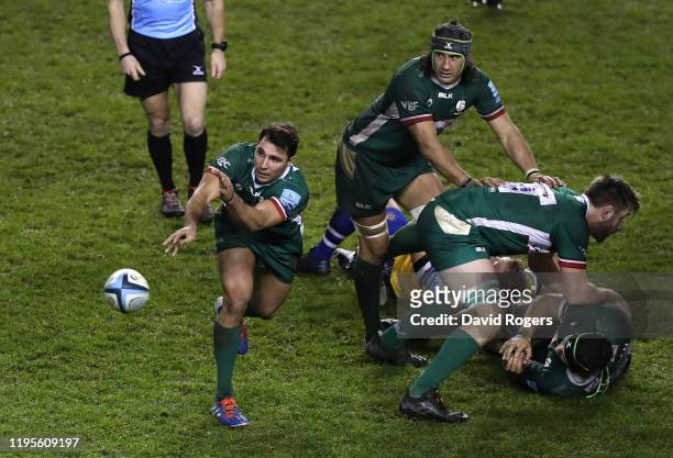 Nick Phipps of London Irish passes the ball during the Gallagher Premiership Rugby match between London Irish and Bath Rugby at the Madejski Stadium...
