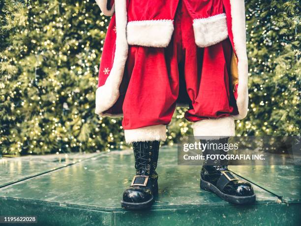 weihnachtsmann kostüm aus nächster nähe - santa close up stock-fotos und bilder