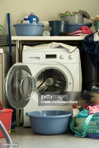 caos en el lavadero - つまらない仕事 ストックフォトと画像
