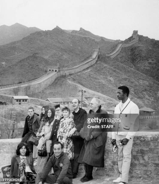 La délégation sportive de pongistes américains visite la grande muraille, en avril 1971 lors de leur voyage à Pekin. Les sportifs américains se...