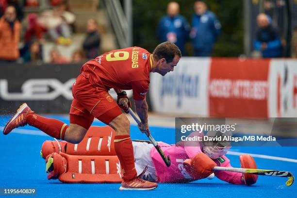 Alvaro Iglesias of Spain in action during the shootouts against Victor Aly of Germany during the Men's FIH Field Hockey Pro League match between...