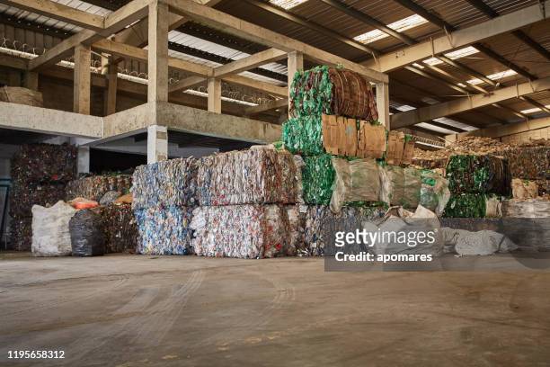 リサイクルセンターで粉砕された透明なペットボトルのバックグラウンドスタックキューブ - recycling center ストックフォトと画像
