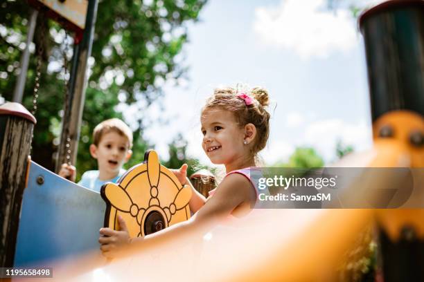 kinder haben spaß auf einem spielplatz im freien - playground stock-fotos und bilder