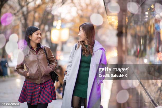 冬のクリスマスシーズンにアジアの女性ウィンドウショッピング - roppongi ストックフォトと画像