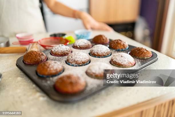 dekorieren mit puderzucker - muffin top stock-fotos und bilder