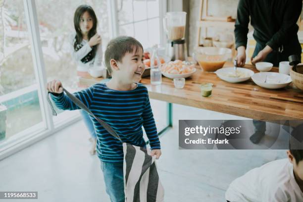 na kookcursus terwijl je sap doet - studierende stockfoto's en -beelden