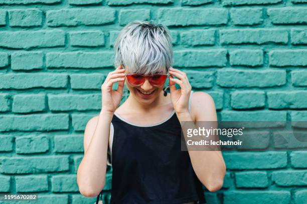 cool girl with sunglasses posing - dyed shades imagens e fotografias de stock