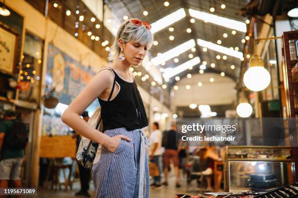 trendiges mädchen auf dem straßenmarkt in san telmo, buenos aires - san-telmo stock-fotos und bilder