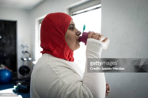 muslim woman training in gym - chubby arab stock pictures, royalty-free photos & images