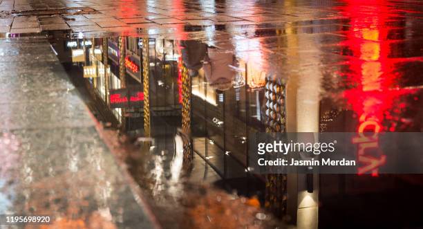 rain night street reflection - dark street stock pictures, royalty-free photos & images