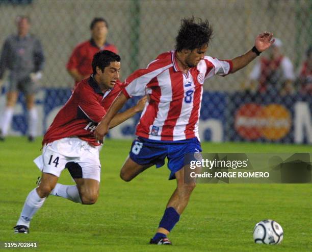 Chilean soccer player, Rodrigo Tello fights for the ball with Paraguayan player, Carlos Walls 02 June 2001 on the Estadio Defensores del Chaco...