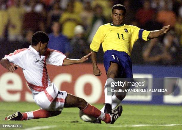Brazilian soccer player Romario goes against Peru's Pajuelo for the ball during the qualifying game for the World Cup Japan-Korea 2002 in the Morumbi...