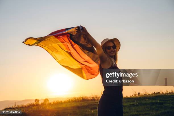 verbreitung der deutschen flagge - reunification stock-fotos und bilder