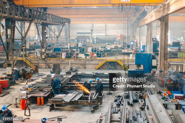 fábrica de procesamiento de metales en acción - americana metálica fotografías e imágenes de stock