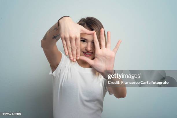 woman making a finger frame - cornici create con le dita foto e immagini stock