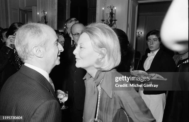 Le réalisateur Gérard Oury a remis la médaille de la Légion d'Honneur à l'acteur français Louis de Funes. Ici Louis de Funes et l'actrice française...