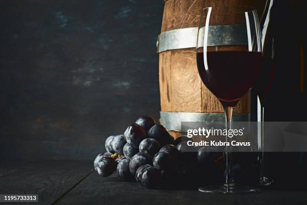 rode wijn en houten vat - wijnvat stockfoto's en -beelden