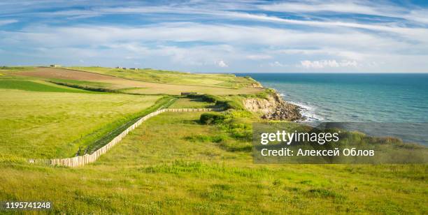 direction signs in a field near cape gray nose - boulogne sur mer stockfoto's en -beelden