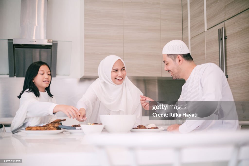 Hermosa alimentación familiar durante Hari Raya Aidilfitri